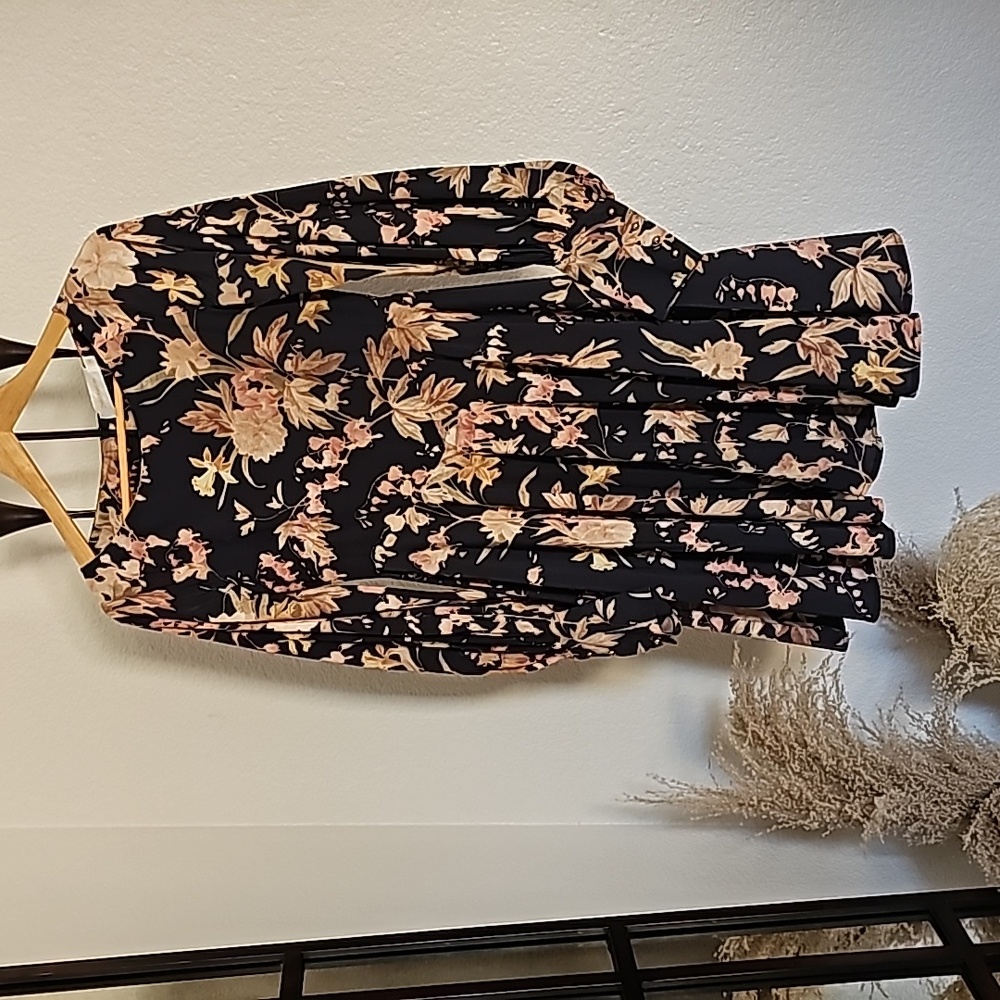 Flowy dress with long sleeve